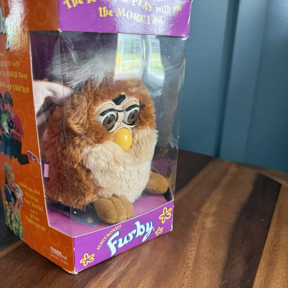 1999 Tiger Electronics Furby 70-800 Coffee Cream White Mohawk Brown Eyes Box